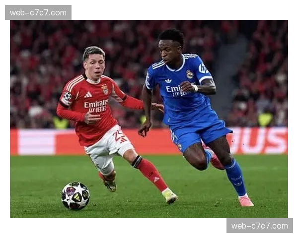 欧足联宣布,下赛季起欧冠将试行“裁判麦克风”现场解释判决定