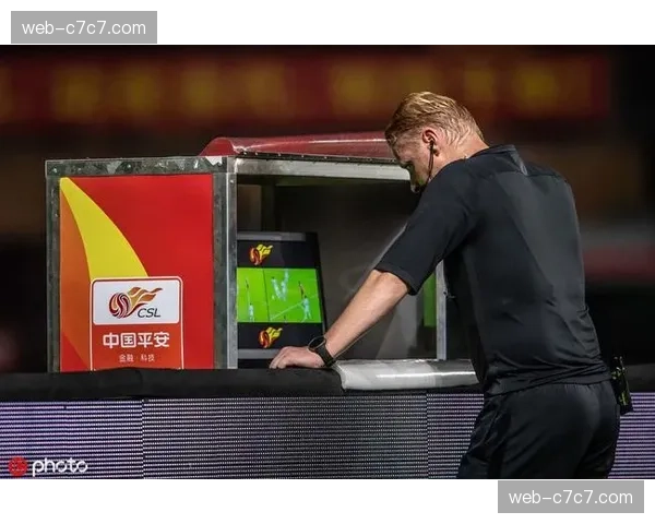 焦点:裁判回看VAR超过五分钟,最终改判点球引发主队抗议 焦点:裁判回看VAR超过五分钟,最终改判点球引发主队抗议