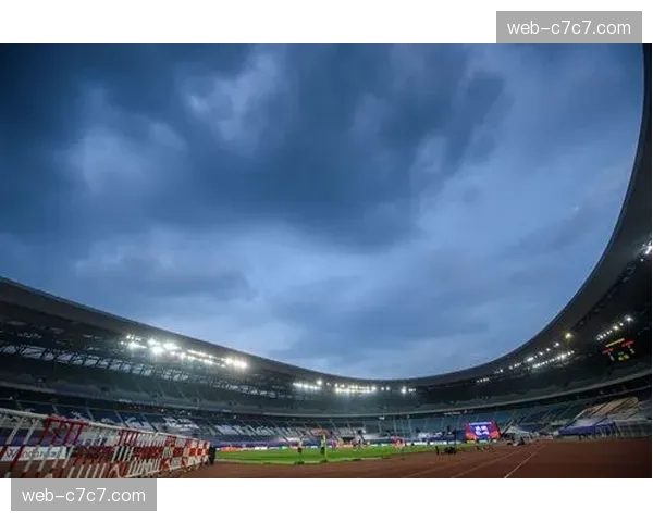 比赛花絮：昂热主场突降大雨，工作人员紧急处理场地积水