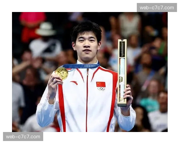 世界泳联冠军赛：潘展乐在男子100米自由泳中游出46秒80，刷新自己保持的世界纪录